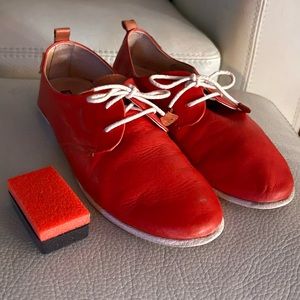 PIKOLINOS. RED LOAFERS.